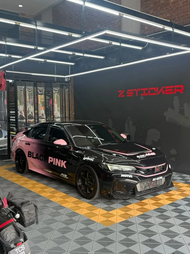Side view of pink and black wrap on a Honda Civic Type R by Z-Sticker