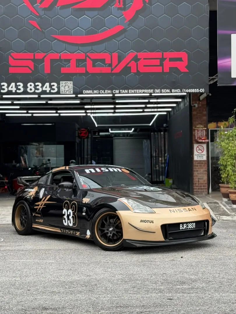 Side view of black and gold racing wrap on a Nissan 370Z by Z-Sticker
