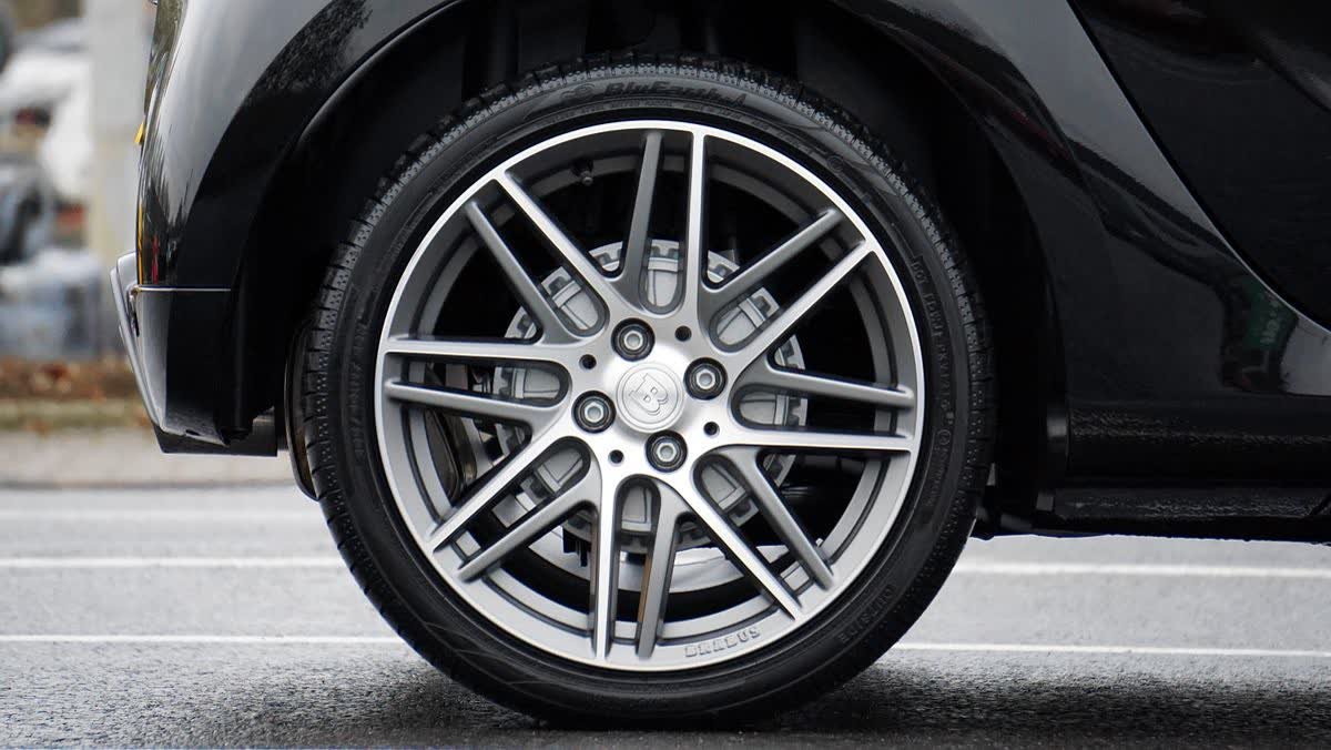 Alloy wheel rim vinyl and accessories