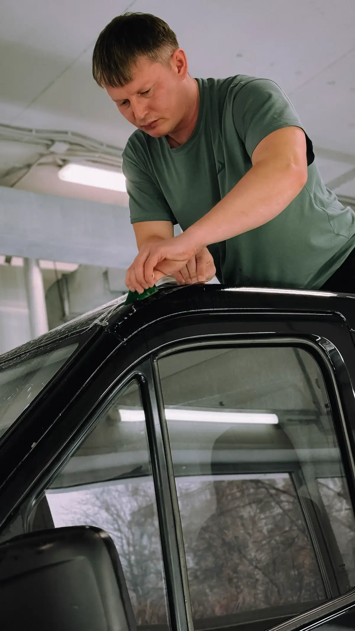 Preparing and cleaning a car before wrapping